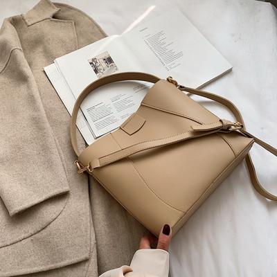 Μοντέρνα  έκο δερμάτινη  γυναικεία τσάντα με μεταλλική στερέωση σε διάφορα χρώματα