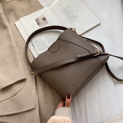 Μοντέρνα  έκο δερμάτινη  γυναικεία τσάντα με μεταλλική στερέωση σε διάφορα χρώματα