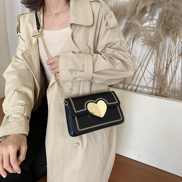 Geanta de dama moderna cu element metalic in patru culori