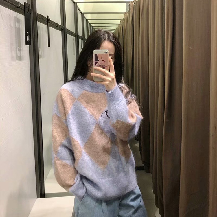 Γυναικείο ζεστό πουλόβερ με ωοειδές λαιμόκοψη σε μπλε χρώμα με μοτίβο