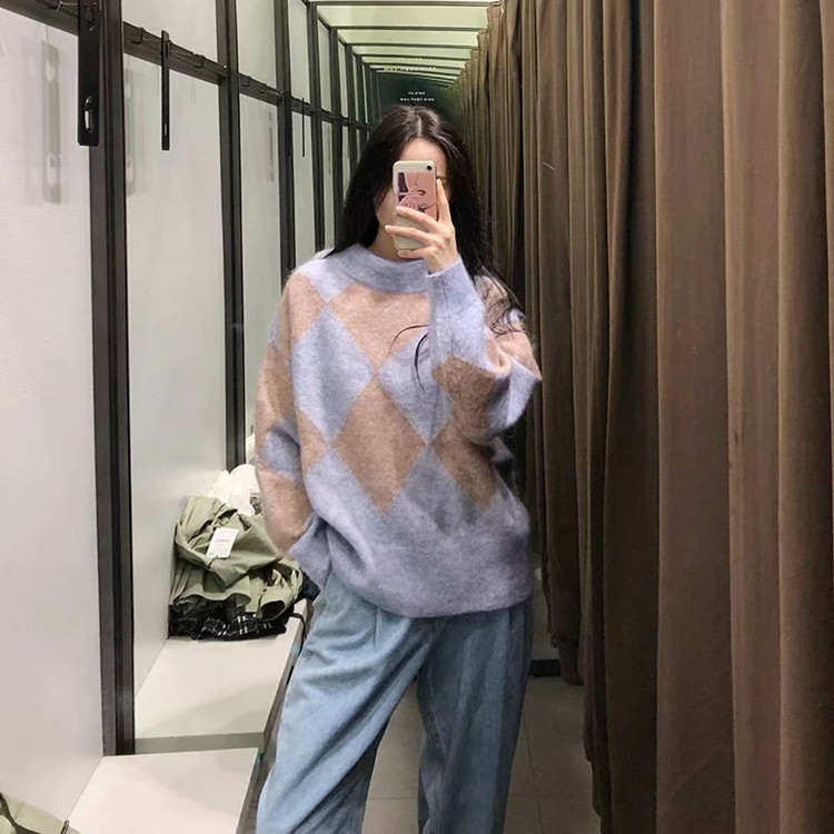 Γυναικείο ζεστό πουλόβερ με ωοειδές λαιμόκοψη σε μπλε χρώμα με μοτίβο