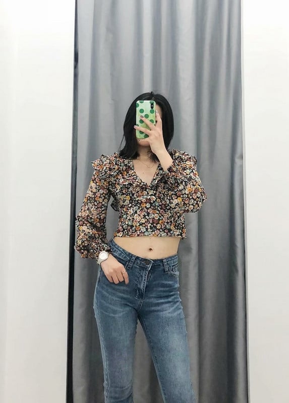 Bluza scurta de dama cu decolteu spitz cu model floral