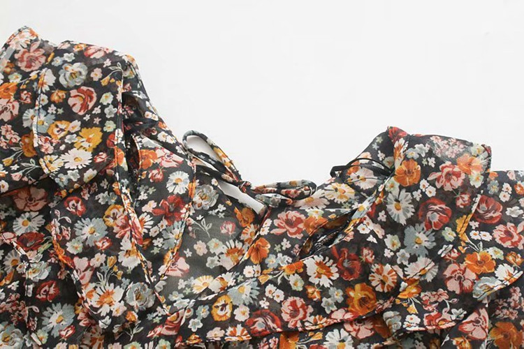 Γυναικεία κοντή μπλούζα με λαιμόκοψη με λουλούδια πριντ