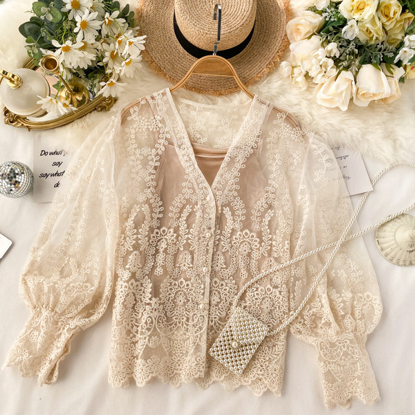 Bluză de damă modernă din dantelă în alb și bej