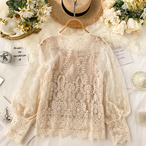 Bluză de damă modernă din dantelă în alb și bej