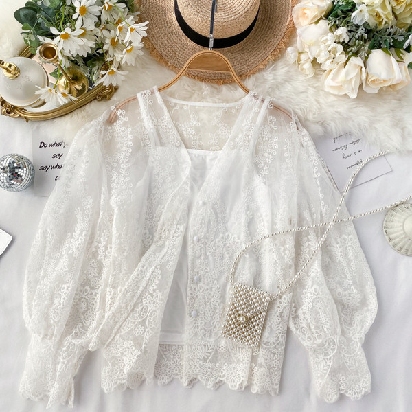 Bluză de damă modernă din dantelă în alb și bej