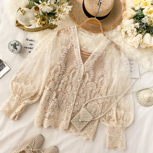 Bluză de damă modernă din dantelă în alb și bej