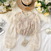 Μοντέρνα γυναικεία δαντελένια μπλούζα με στρογγυλή λαιμόκοψη σε λευκό και μπεζ χρώμα