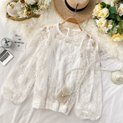 Μοντέρνα γυναικεία δαντελένια μπλούζα με στρογγυλή λαιμόκοψη σε λευκό και μπεζ χρώμα