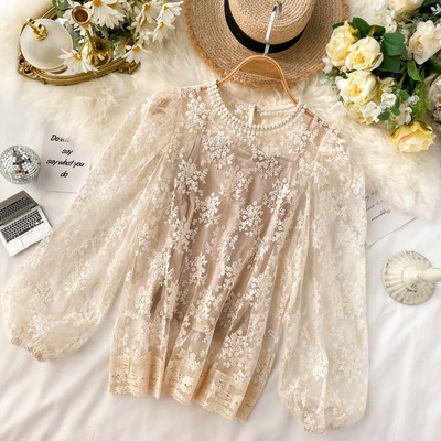 Μοντέρνα γυναικεία δαντελένια μπλούζα με στρογγυλή λαιμόκοψη σε λευκό και μπεζ χρώμα