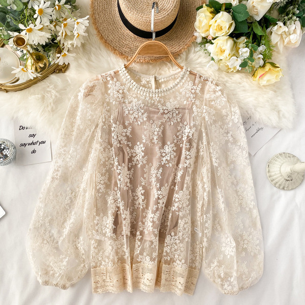 Μοντέρνα γυναικεία δαντελένια μπλούζα με στρογγυλή λαιμόκοψη σε λευκό και μπεζ χρώμα