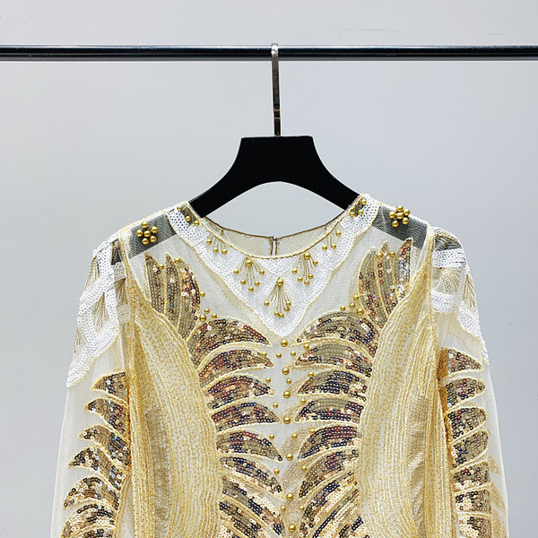 Μια κομψή γυναικεία μπλούζα με πούλιες και ένα μακρύ μανίκι σε δύο χρώματα