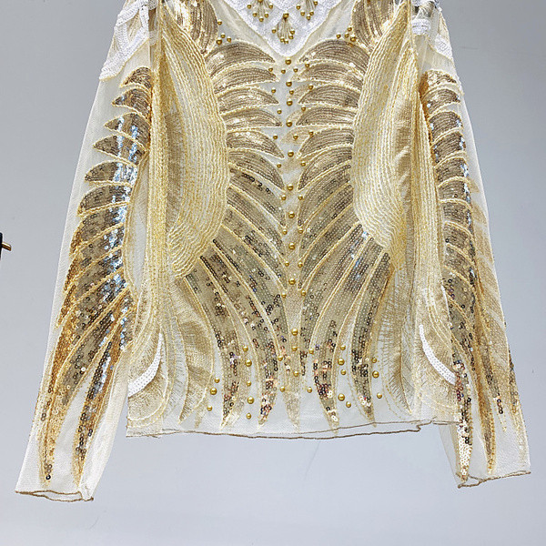 Μια κομψή γυναικεία μπλούζα με πούλιες και ένα μακρύ μανίκι σε δύο χρώματα