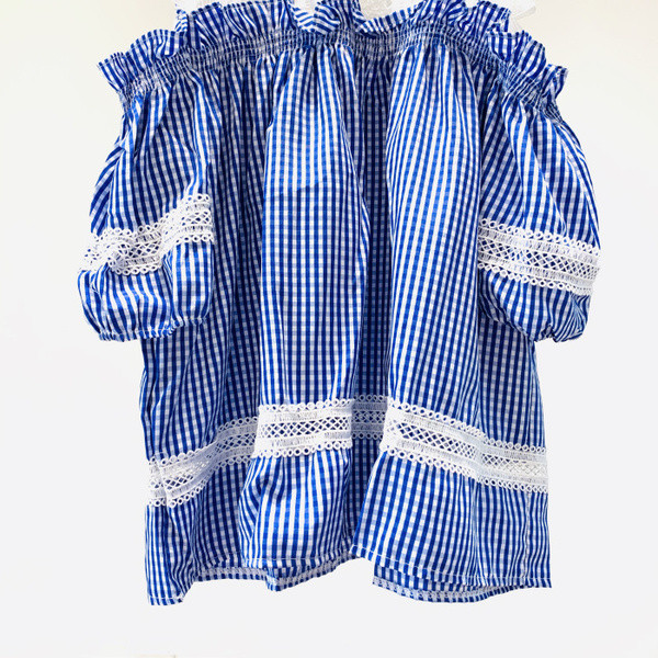 Καρό γυναικεία μπλούζα με γυμνούς ώμους μπλε και μαύρο χρώμα