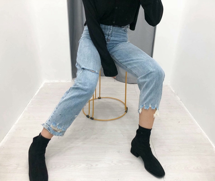 Blugi casual de dama de culoare albastru deschis cu motive rupte