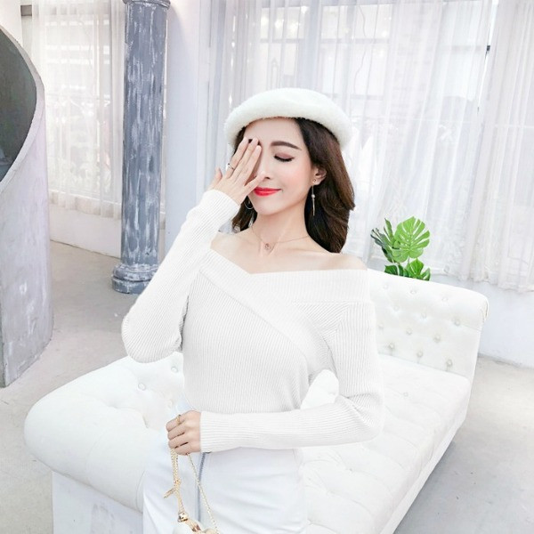 Μοντέρνα γυναικεία μπλούζα  με λαιμόκοψη και μακρύ μανίκι - διάφορα χρώματα