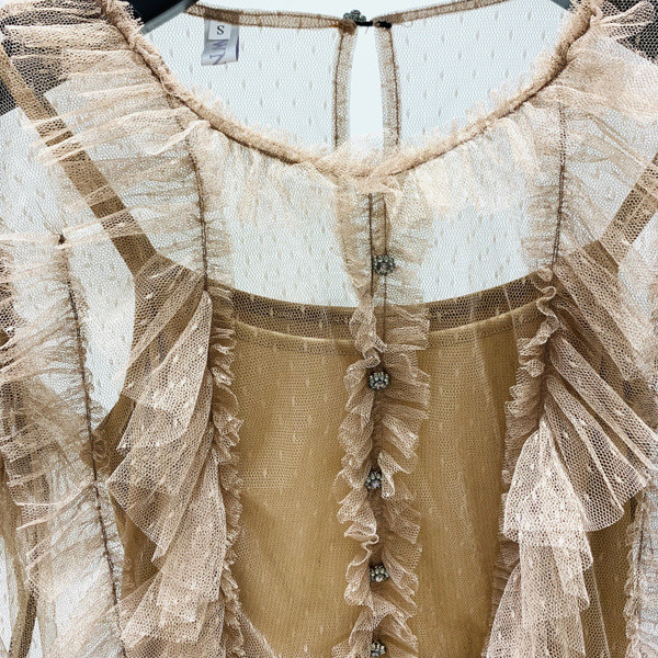 Γυναικείο μοντέρνο φόρεμα με τούλι σε μπεζ χρώμα