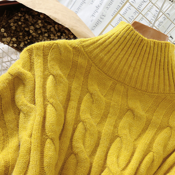 Rövid női pulóver magas gallérral, sárga, fehér és fekete színben