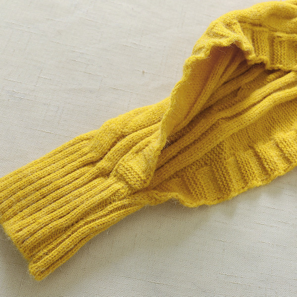 Rövid női pulóver magas gallérral, sárga, fehér és fekete színben