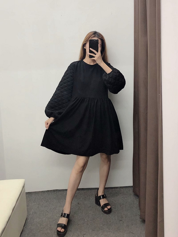 Fekete színű, széles ujjú női ruha - szabású modell