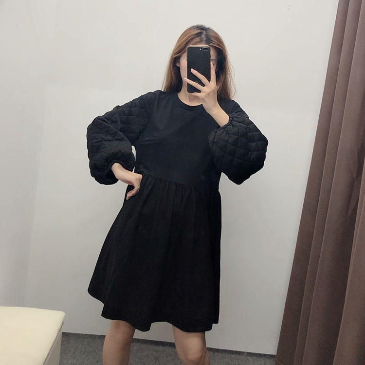 Fekete színű, széles ujjú női ruha - szabású modell