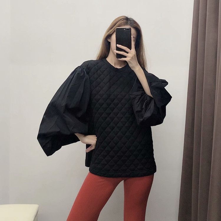 Γυναικεία  μοντέρνα μπλούζα με φαρδιά μανίκια σε μαύρο χρώμα