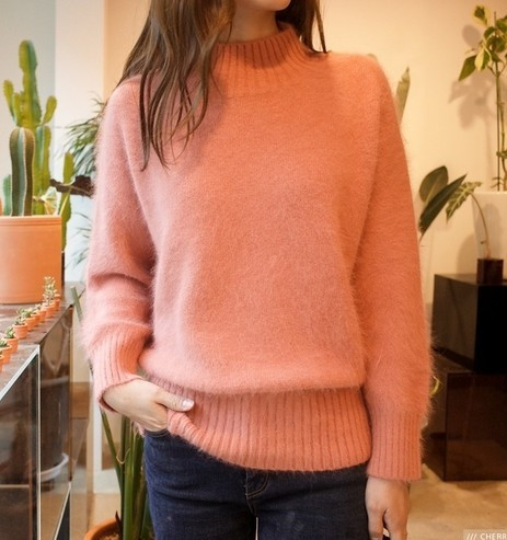 Pulover de damă moale cu guler semi-înalt în alb, galben, portocaliu și violet