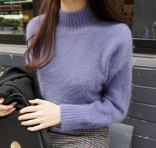 Pulover de damă moale cu guler semi-înalt în alb, galben, portocaliu și violet