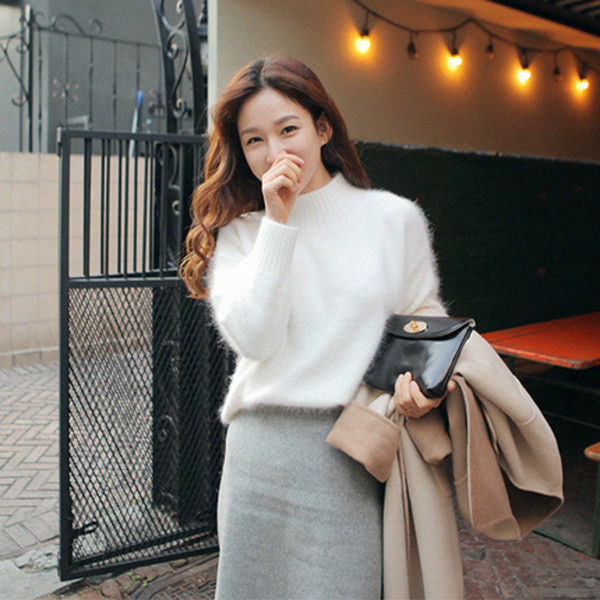 Pulover de damă moale cu guler semi-înalt în alb, galben, portocaliu și violet