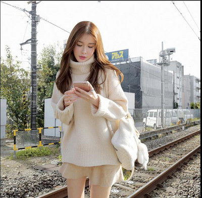 Γυναικεία μπλούζα με μεγάλο κολάρο σε κίτρινο, λευκό και μπεζ χρώμα