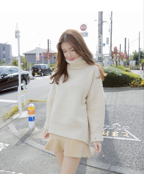 Γυναικεία μπλούζα με μεγάλο κολάρο σε κίτρινο, λευκό και μπεζ χρώμα