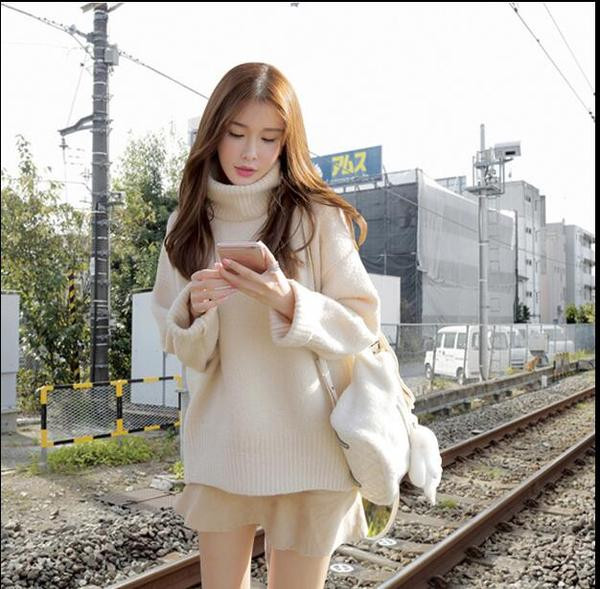 Γυναικεία μπλούζα με μεγάλο κολάρο σε κίτρινο, λευκό και μπεζ χρώμα