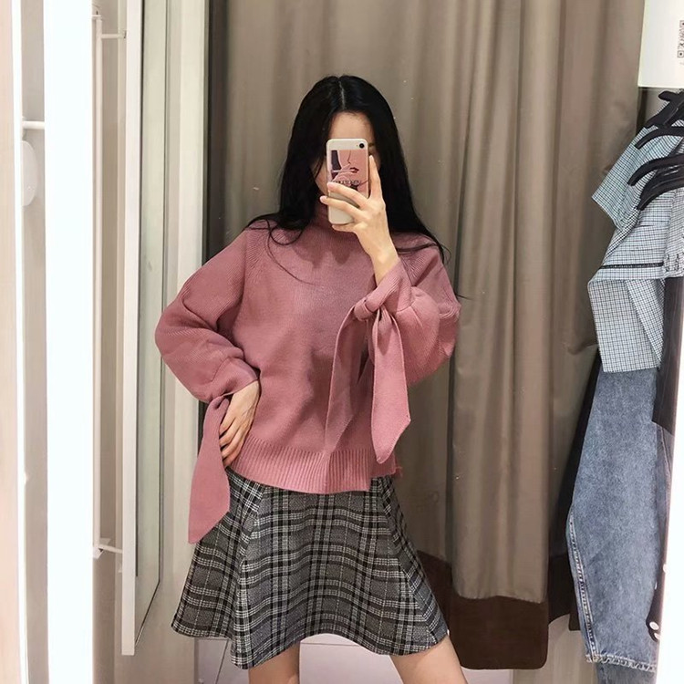 Pulover de dama cu guler inalt si cravate la maneca