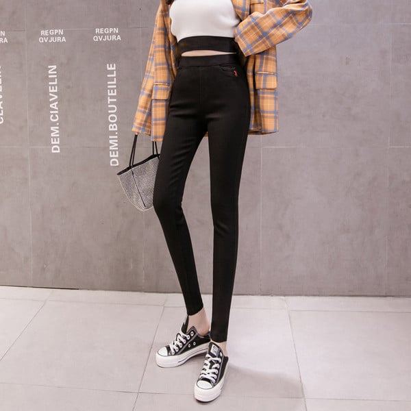 Нов модел дамски панталон Slim модел в черен цвят