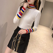 Μοντέρνα γυναικεία μπλούζα με χρωματιστά μανίκια και κολάρο