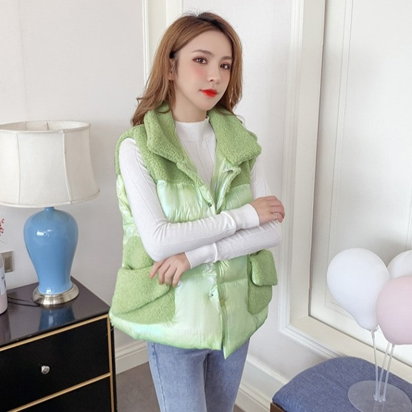 Model nou de vestă de damă cu buzunare roz, verde și alb