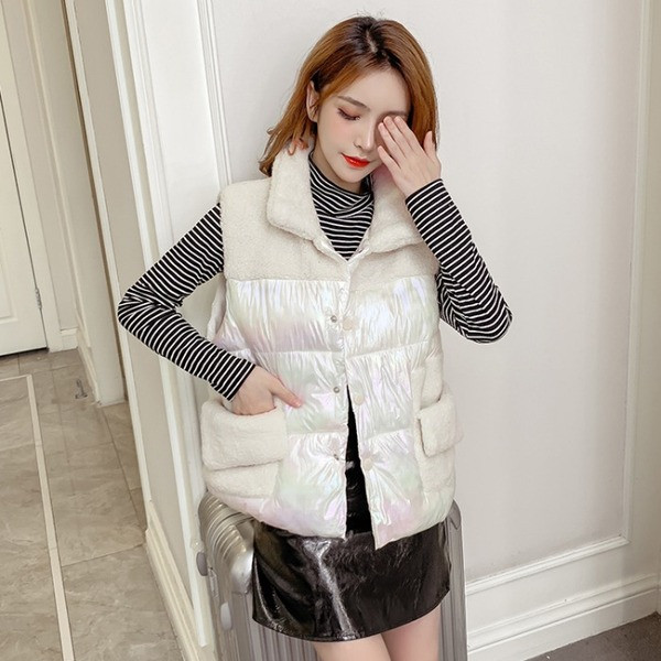 Model nou de vestă de damă cu buzunare roz, verde și alb