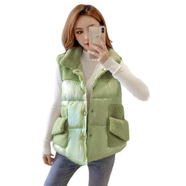 Model nou de vestă de damă cu buzunare roz, verde și alb