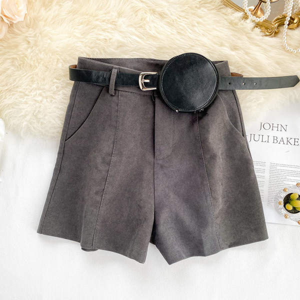 Pantaloni scurti de dama cu curea in mai multe culori