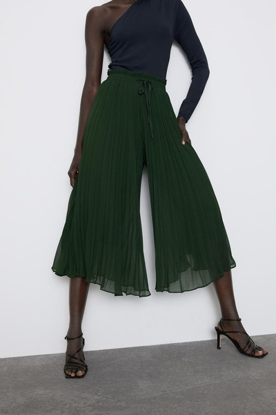 Fusta plisata moderna - pantaloni de culoare verde si lungime 7/8