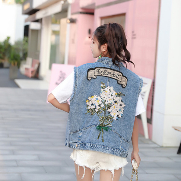 Vesta de dama model nou din denim cu broderie colorata in albastru