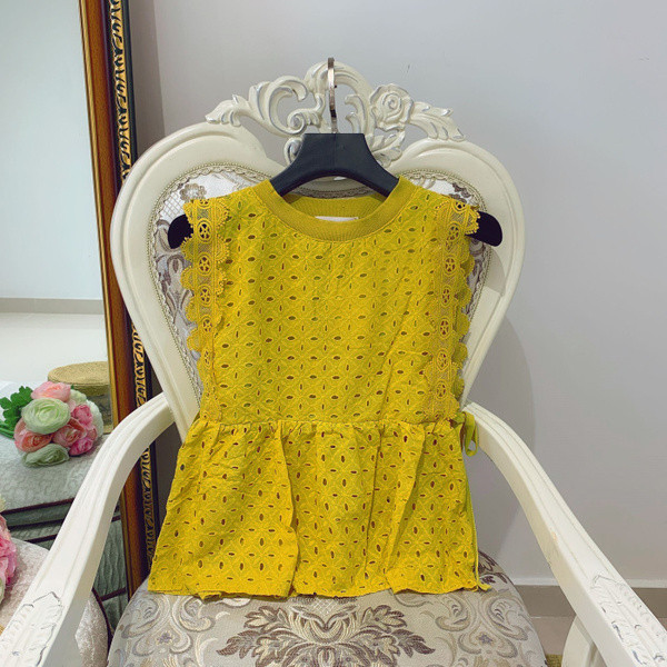 Bluză de damă cu decolteu rotund și dantelă în culoarea albă