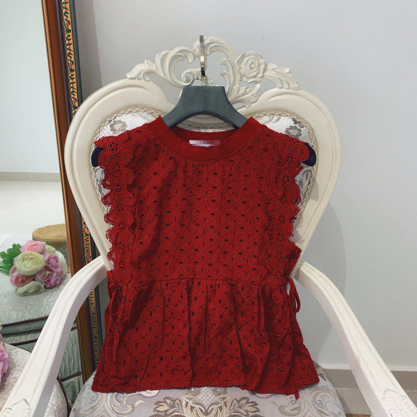 Bluză de damă cu decolteu rotund și dantelă în culoarea albă