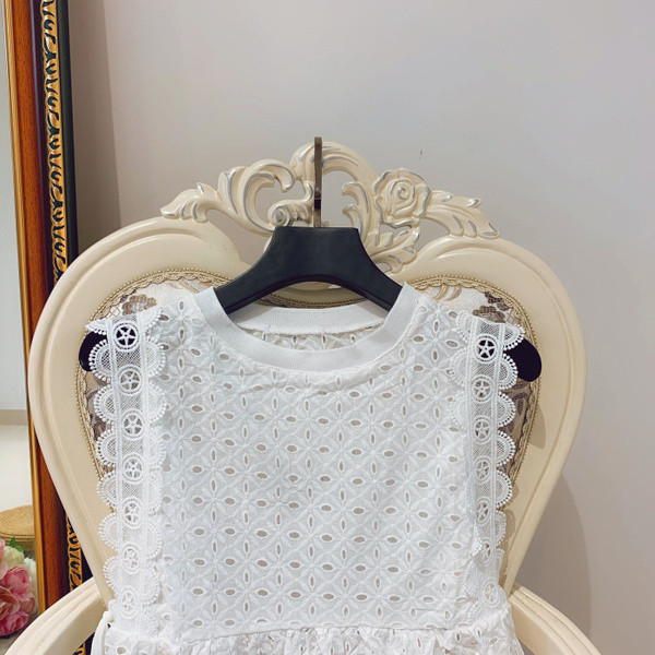 Bluză de damă cu decolteu rotund și dantelă în culoarea albă