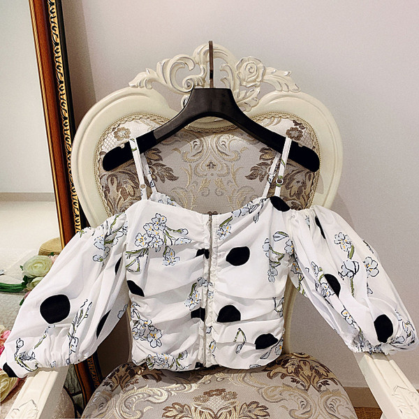 Bluza dama cu aplicatie colorata si umerii goi - model scurt