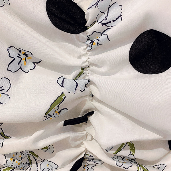 Bluza dama cu aplicatie colorata si umerii goi - model scurt