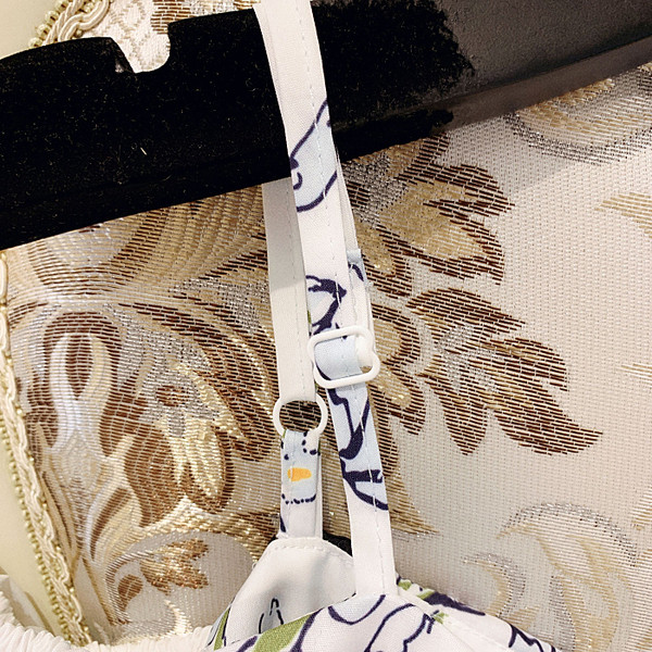 Bluza dama cu aplicatie colorata si umerii goi - model scurt