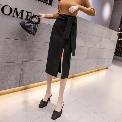 Fusta de dama actuala cu fanta si curea in negru si albastru