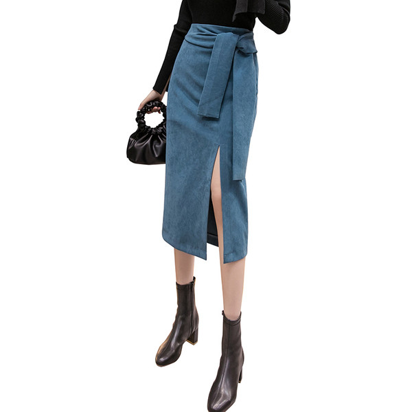 Fusta de dama actuala cu fanta si curea in negru si albastru