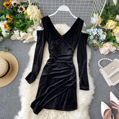 Rochie de dama moderna din catifea cu umerii goi in doua culori